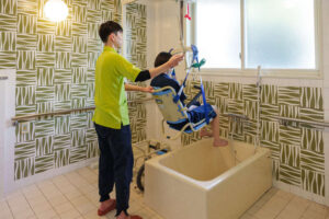 正社員介護福祉士◎介護DX推進施設/夜勤勤務をお任せ!